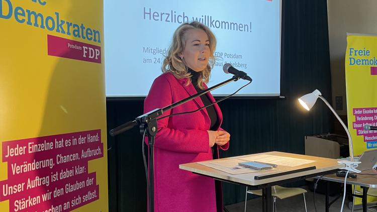 Linda Teuteberg eröffnet die Mitgliederversammlung der FDP Potsdam zur Aufstellung der Kandidatinnen und Kandidaten zur Kommunalwahl 2024
