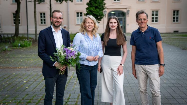 Gruppenfoto mit Zyon Braun, Linda Teuteberg, Madeleine Floiger und Prof. Dr. Eike Böhm